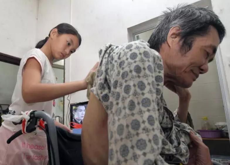 2006年，广东一男子在医院陪护流产的妻子，谁知在病房外抽烟时，竟意外发现一名女