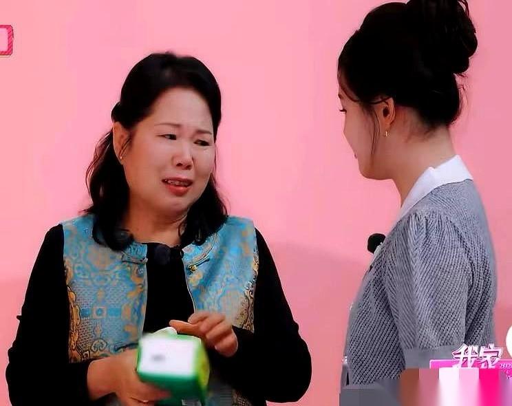 张家齐戴着一条不仔细看都瞧不见的金项链进门，她妈妈在网传的动图里两次把眼神飘向了