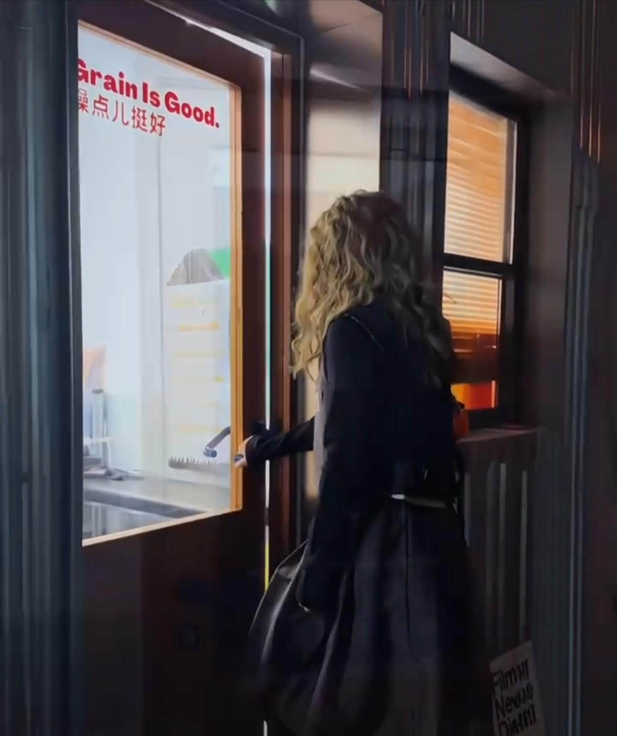 刘诗雯这卷发造型真是绝了！今天小枣拍了一辑广告片，解锁了她的另一面风格。这组相