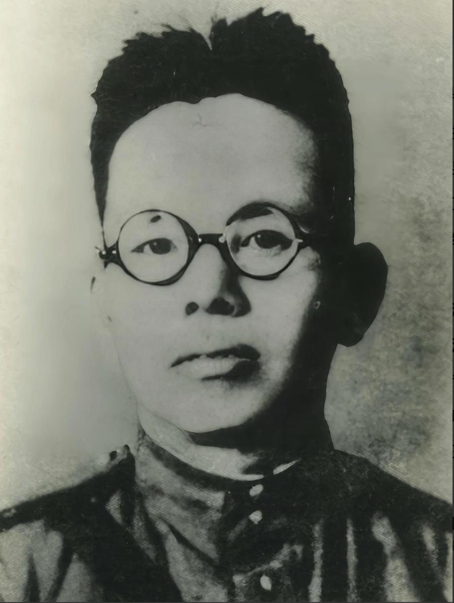 1937年，新政委当众批评师长，师长怒而翻脸：“凭什么让我坐台下？”会场瞬间寂静