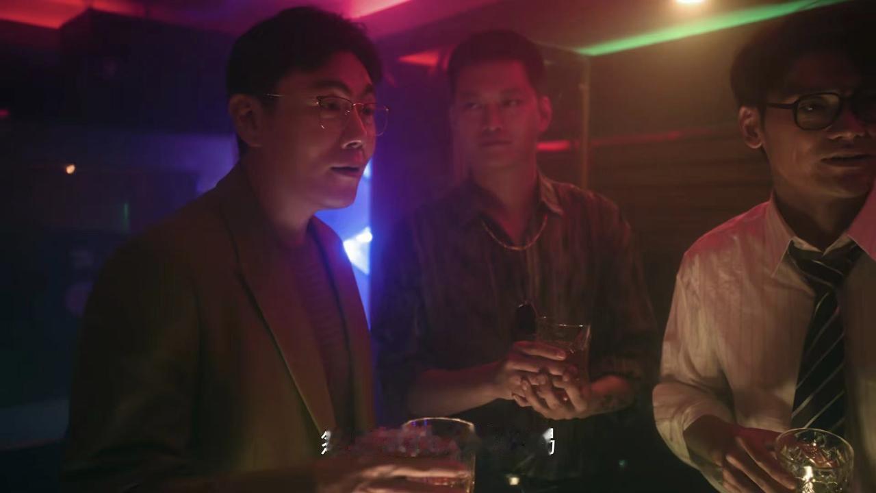 反派大佬面对酒局上被逼喝酒怎么处理的？在电视剧《扫毒风暴》中，秦昊饰演的大佬