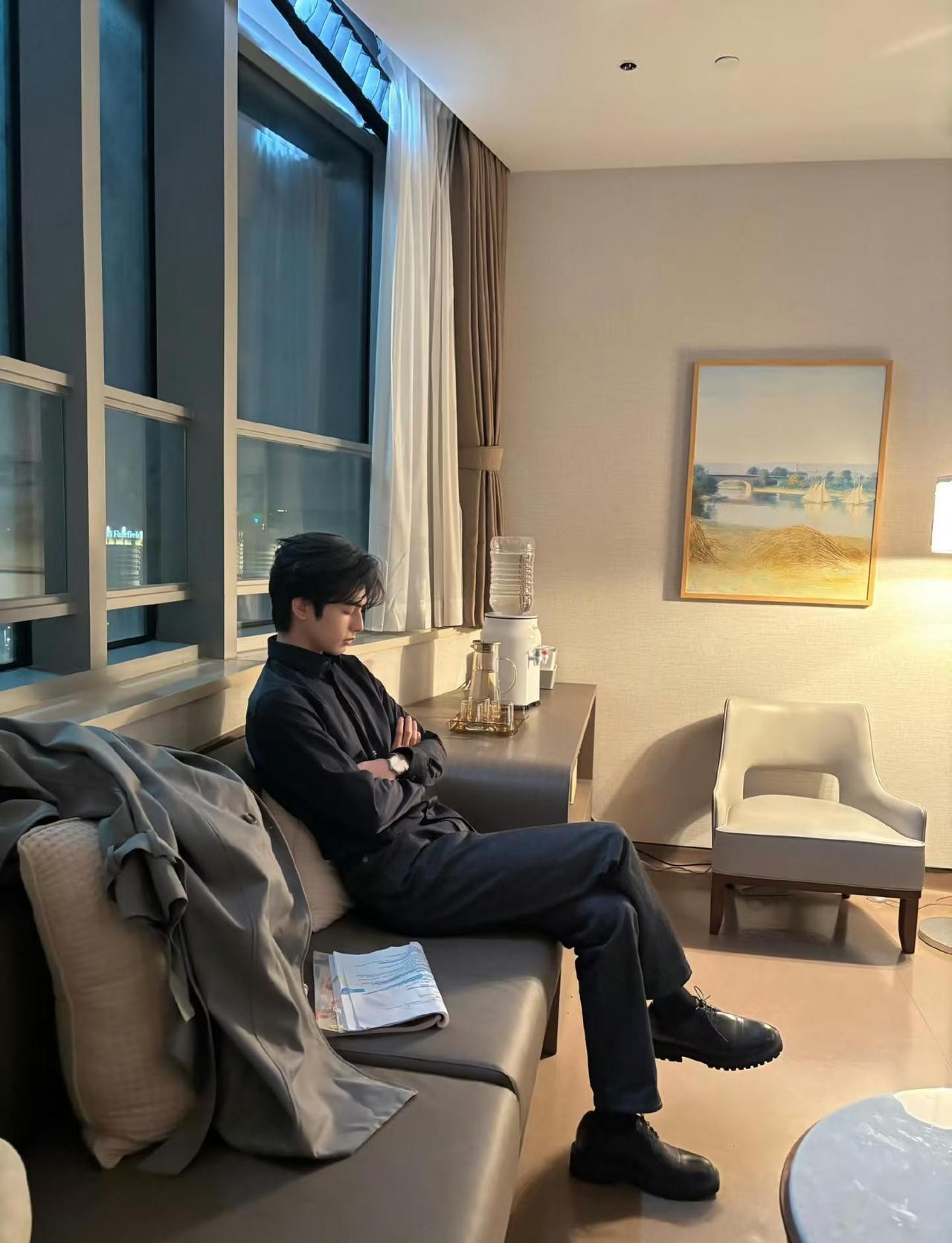 此男太优越了林屿森就是这个林屿森啊啊此男黑衬衣完全就是我的兴奋剂骄阳似我