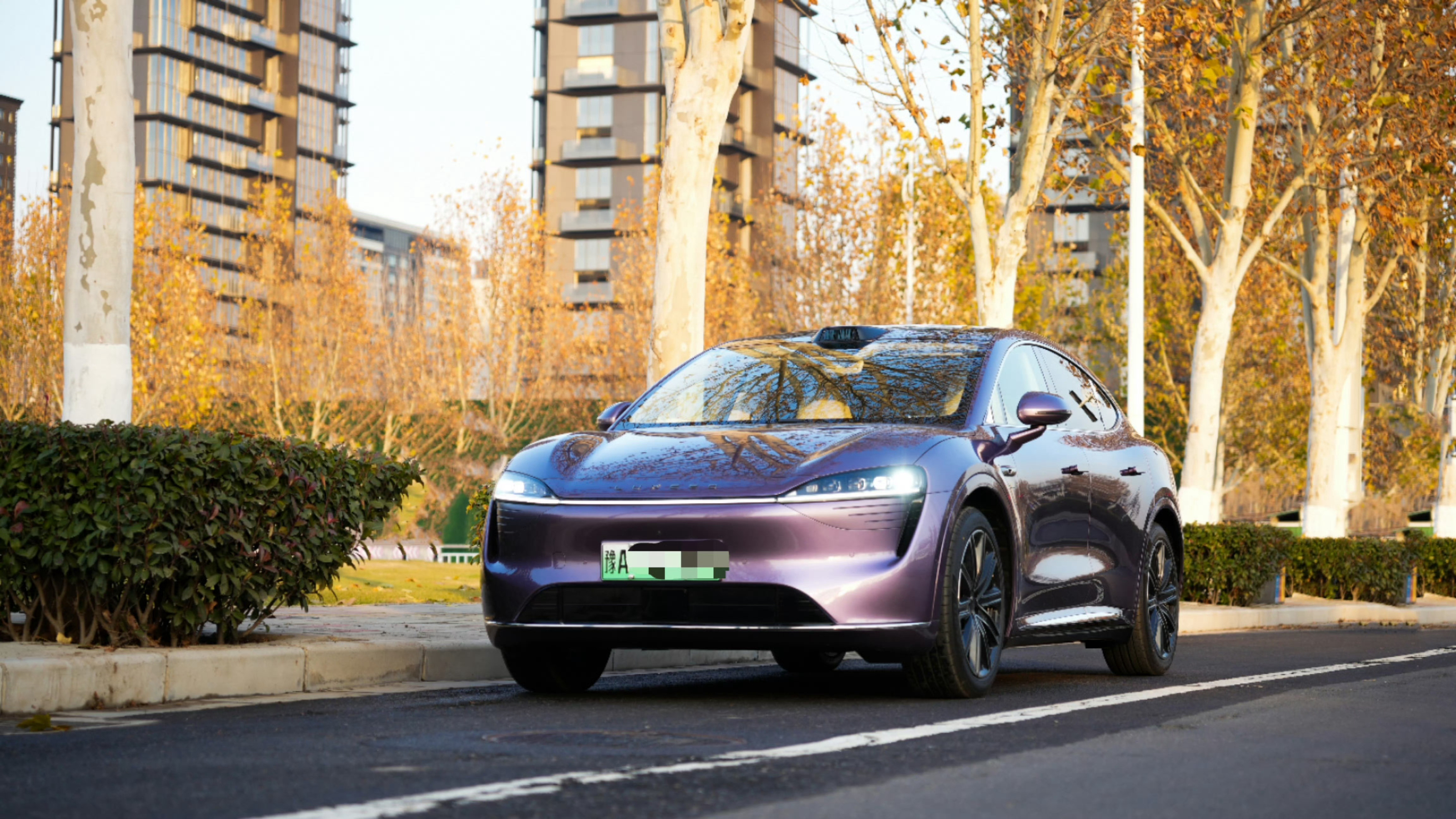 今天外出停车时，有一个小朋友看到了我的智界R7，然后问我一句这是什么车，看着和小