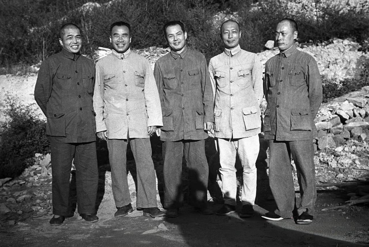 ，延安，由美军记者拍摄的这张照片，恐怕拍摄者和被拍摄者都没有想到，竟然11年后