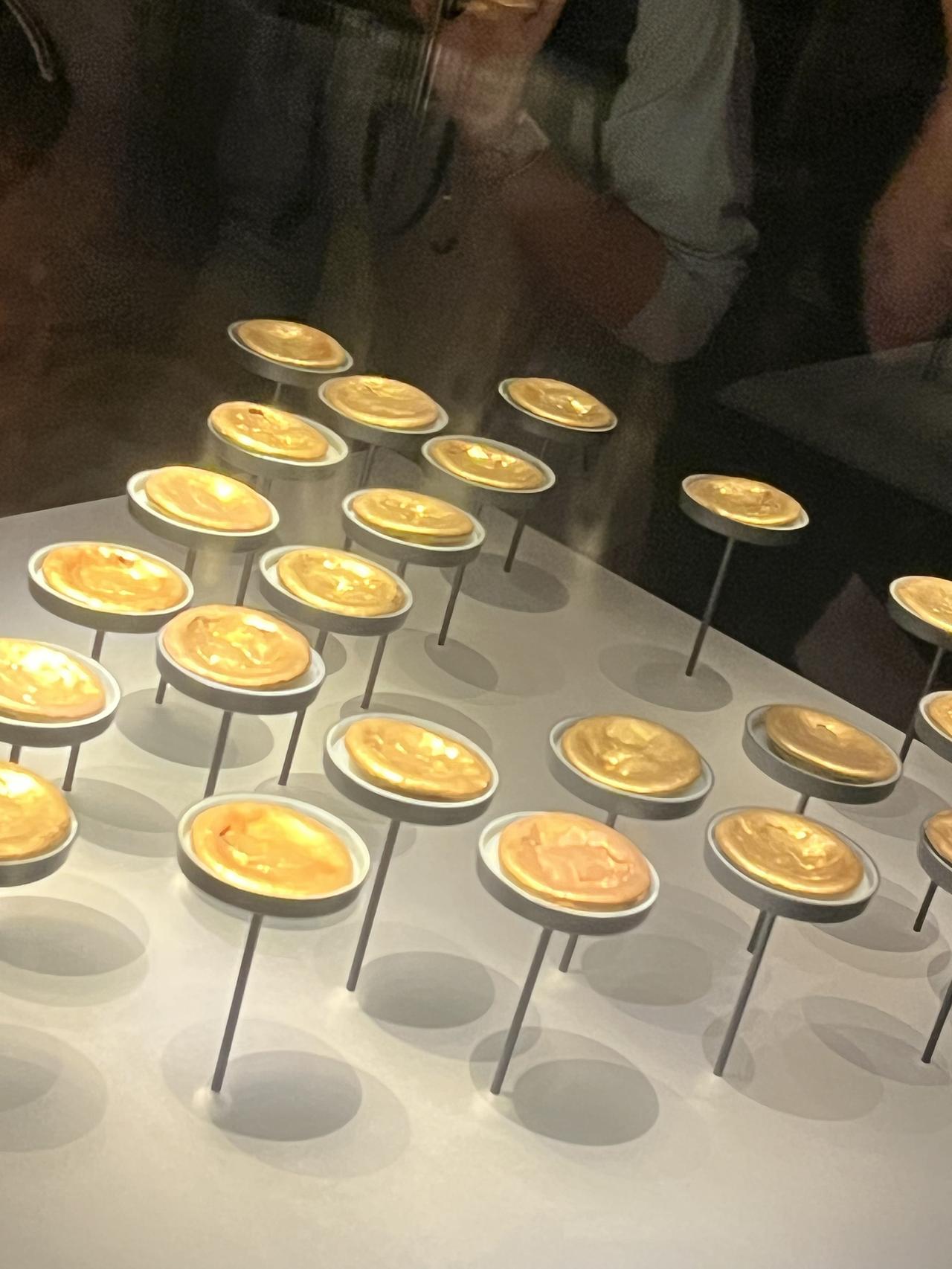 小峰在直播间说，“阿姨喊我们过去吃一顿饭，她就像皇帝一样，握个手，完事，大家一起