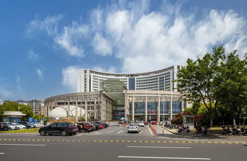 南京江苏省人民医院挺不错的。它是一所大型综合性三级甲等医院，医疗实力那叫一个强。