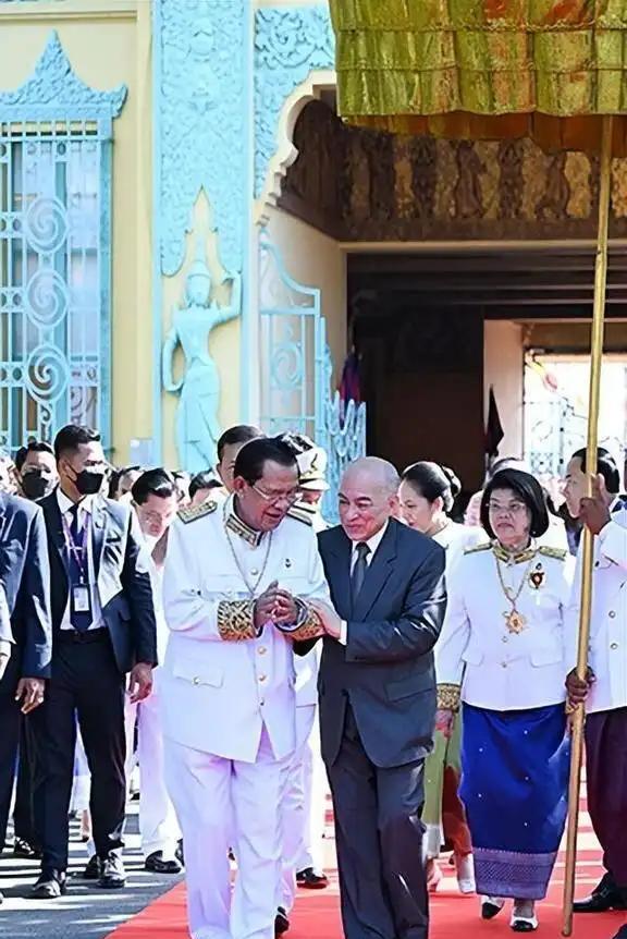 洪森想取代西哈莫尼当国王之心已久，只是害怕西哈莫尼国王和中国的友好关系，怕动西哈