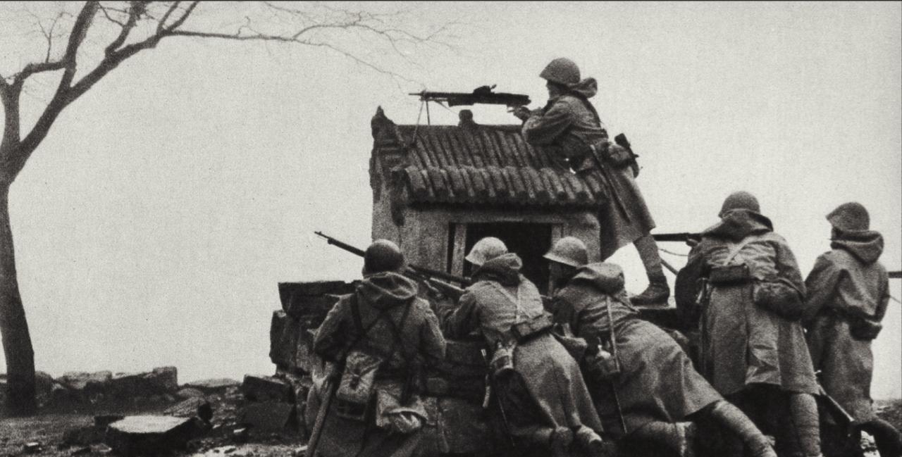 1942年，日军半夜将八路军包围，大家正商讨突围方案时，教导员竟说：“我建议投降