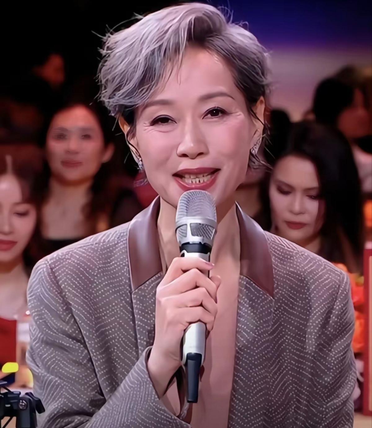 湾区升明月晚会尴尬一幕专业主持人多次失误叶童老师却惊艳全场湾区升明月晚会