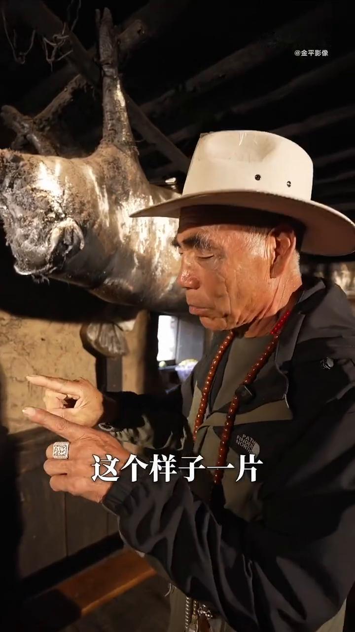 重走川西扎坝臭猪肉。朋友们,我正在吃一个超过50年的臭猪肉。这个已经做了60多