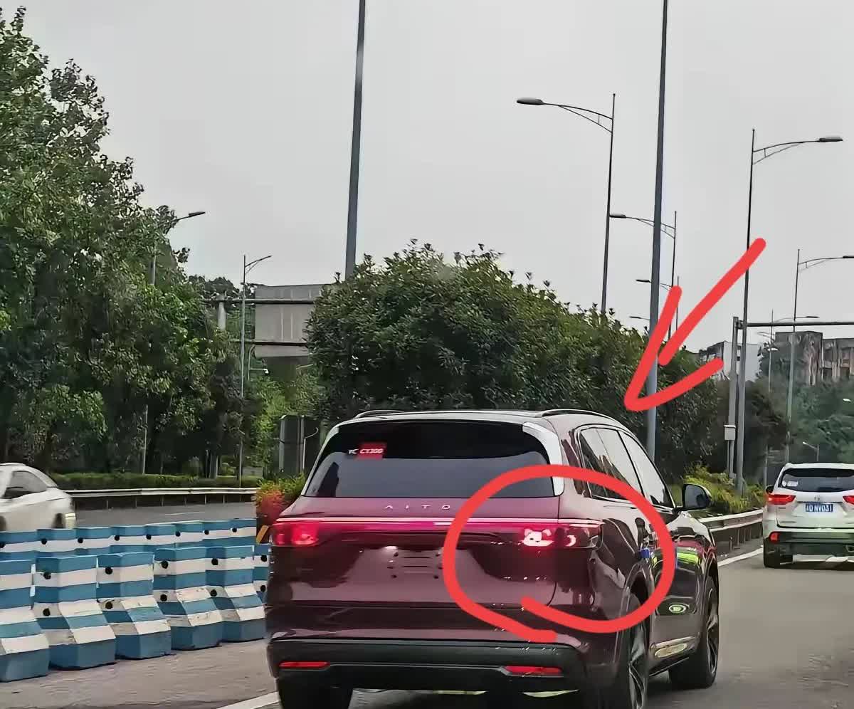 华为“又这样搞！”背刺一次又一次！新问界M7直接亮车，都不装了，和M8一样，