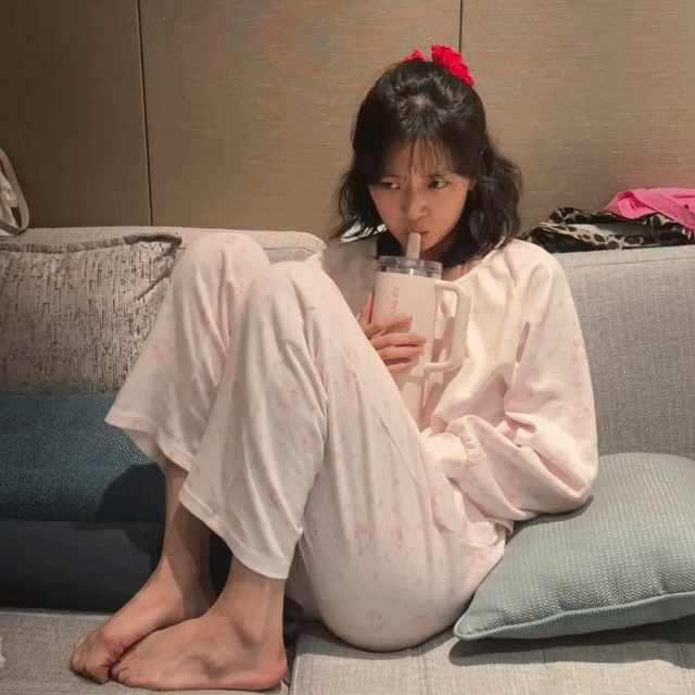 井柏然孙千的吻戏孙千居家拍摄松弛感满满