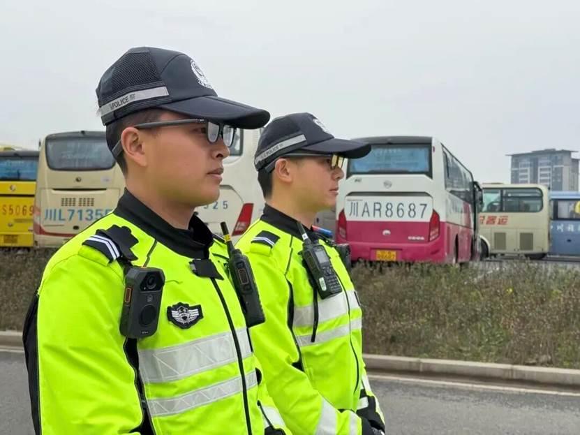 成都交警戴上“科幻眼镜”过节：7万游客挤爆熊猫基地，交通竟然没崩？春节假期