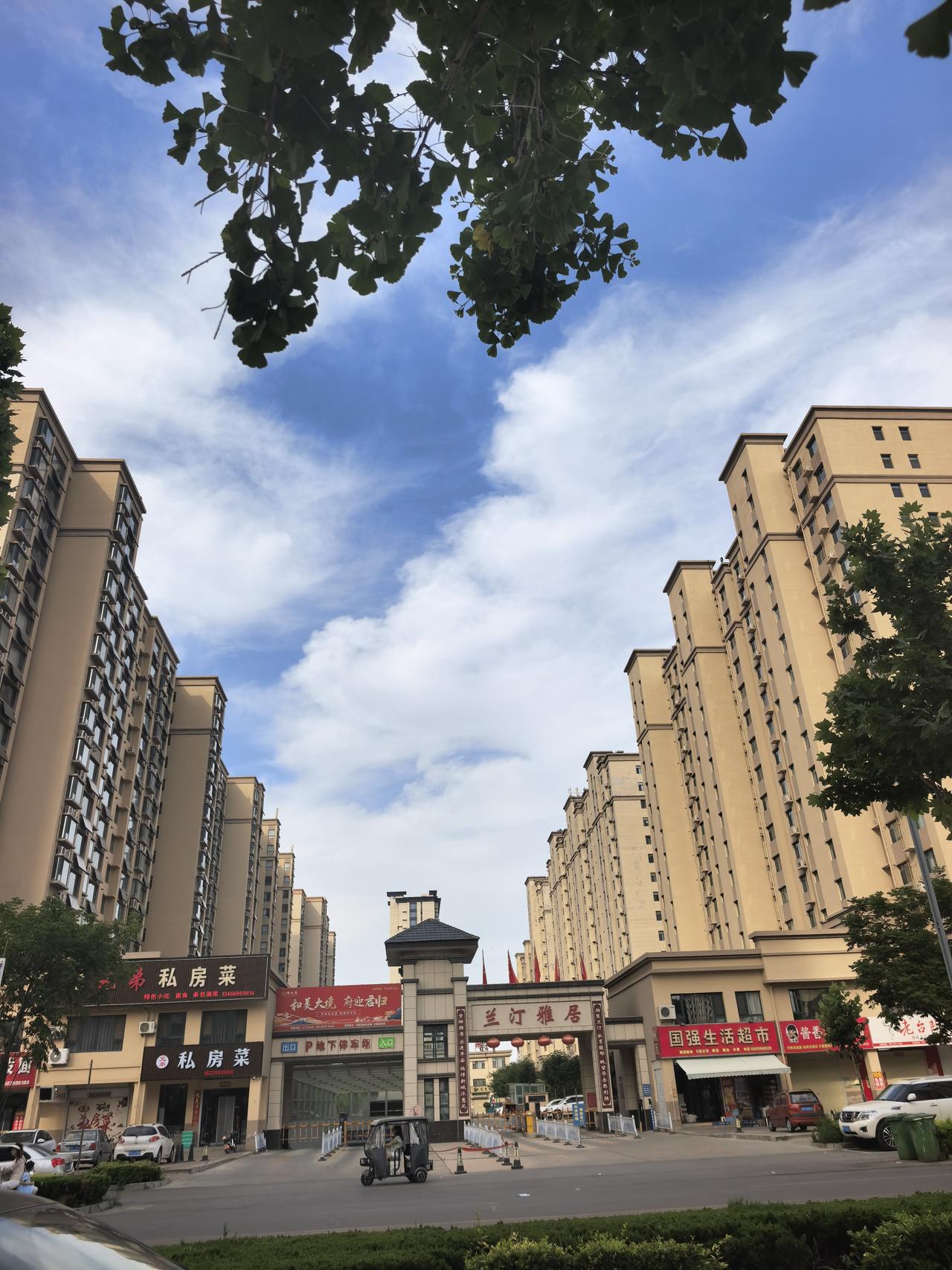 邻居大姐的招数真让人琢磨不透[捂脸哭][捂脸哭][捂脸哭]邻居大姐是大我十多岁的同