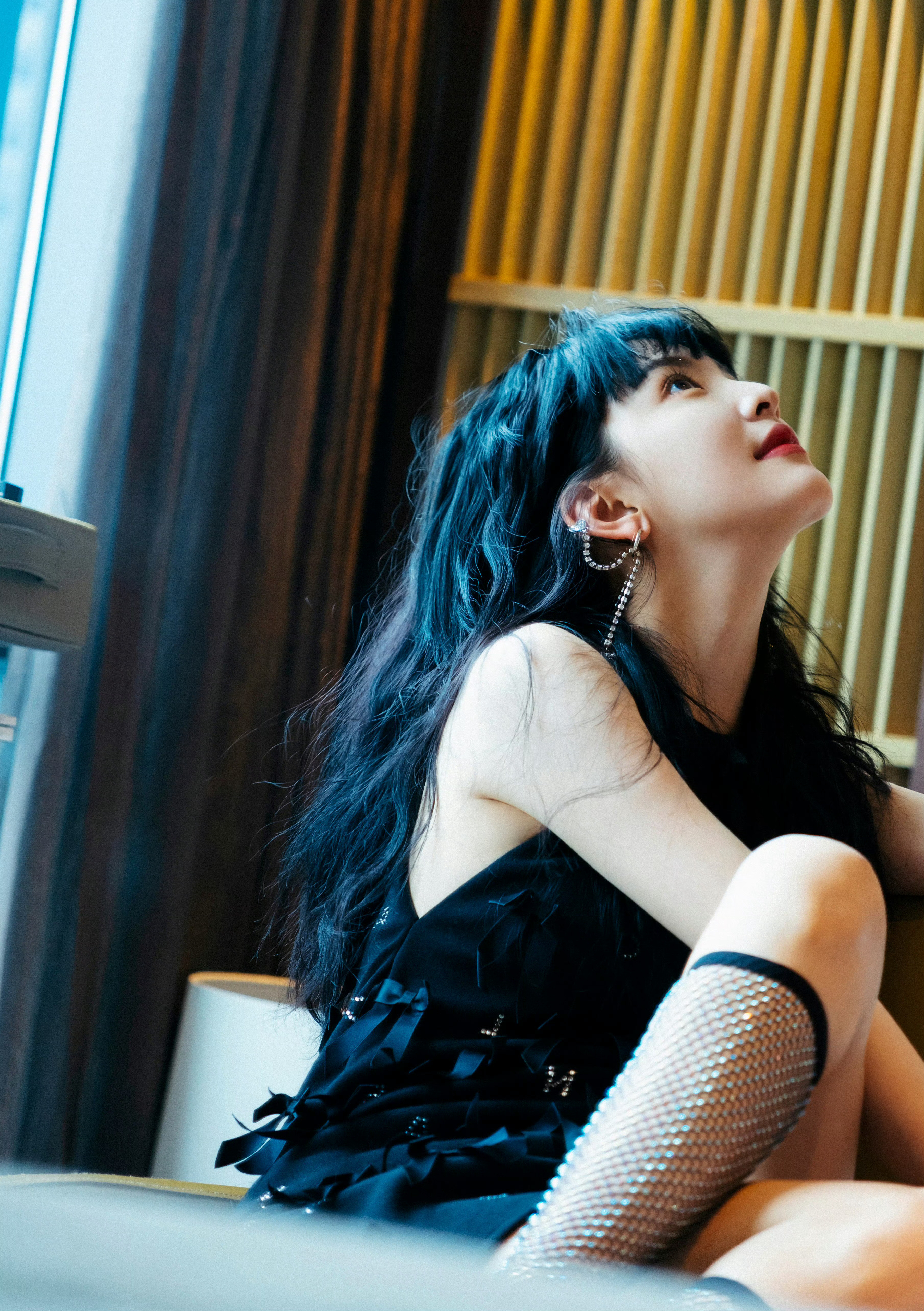 章若楠黑色妆造型，闪亮渔网袜，少女感满满​​​