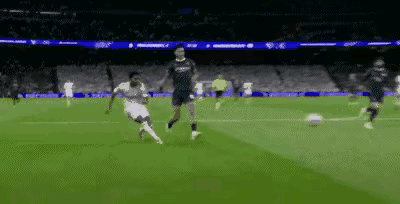 态度迥异！第23分钟，攻入首球的罗德里戈来跑到场边，和阿隆索拥抱庆祝。第79分钟