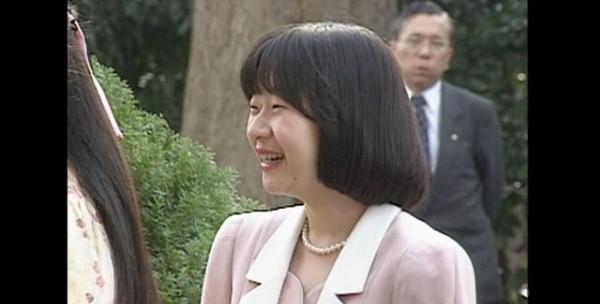 每当看到被雅子王后和德仁天皇悉心抚养长大的爱子公主，我就会怀念起清子公主——前天