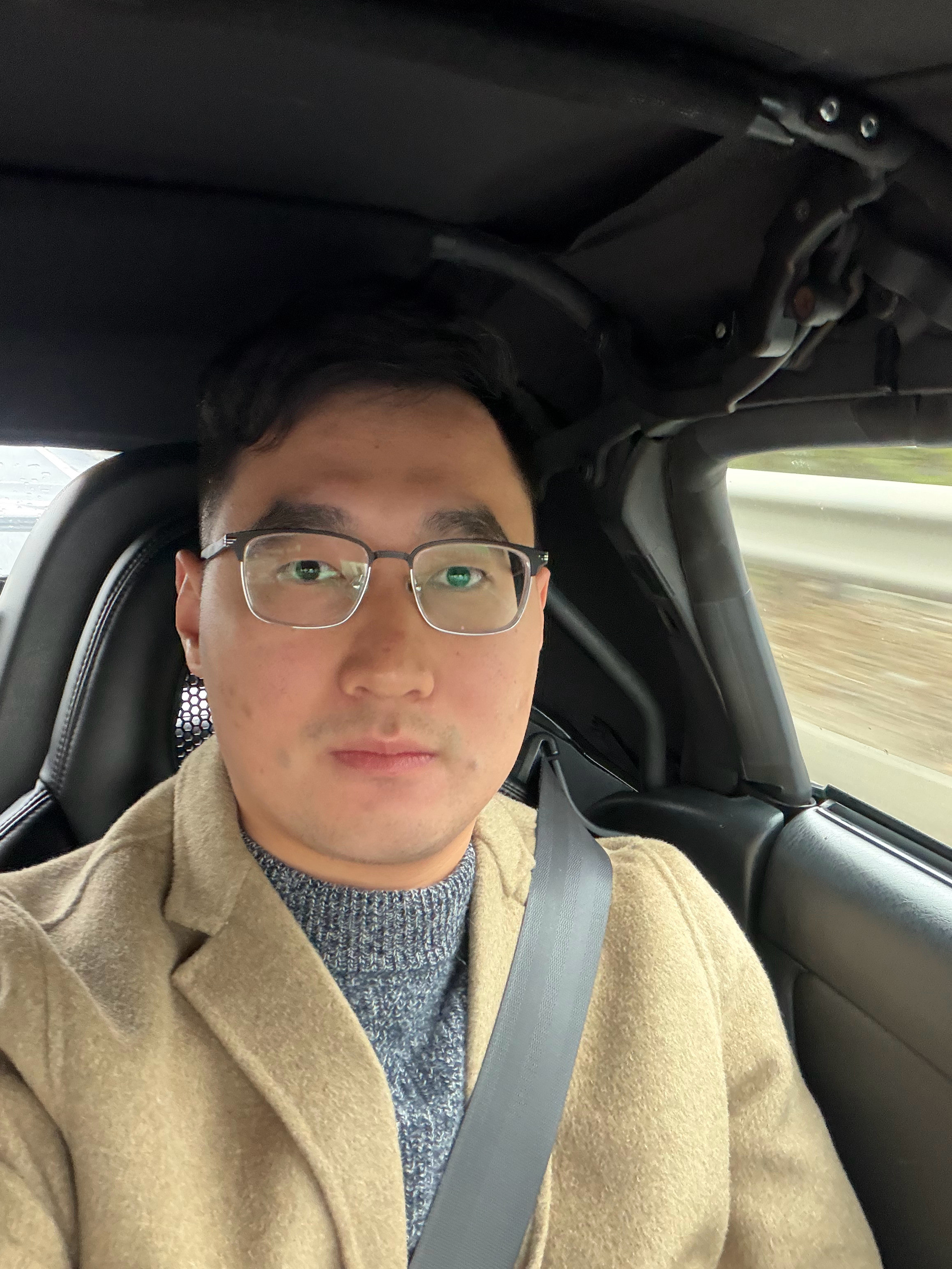 今天这一身是为了搭配经典保时捷，但开的这辆车明显不是