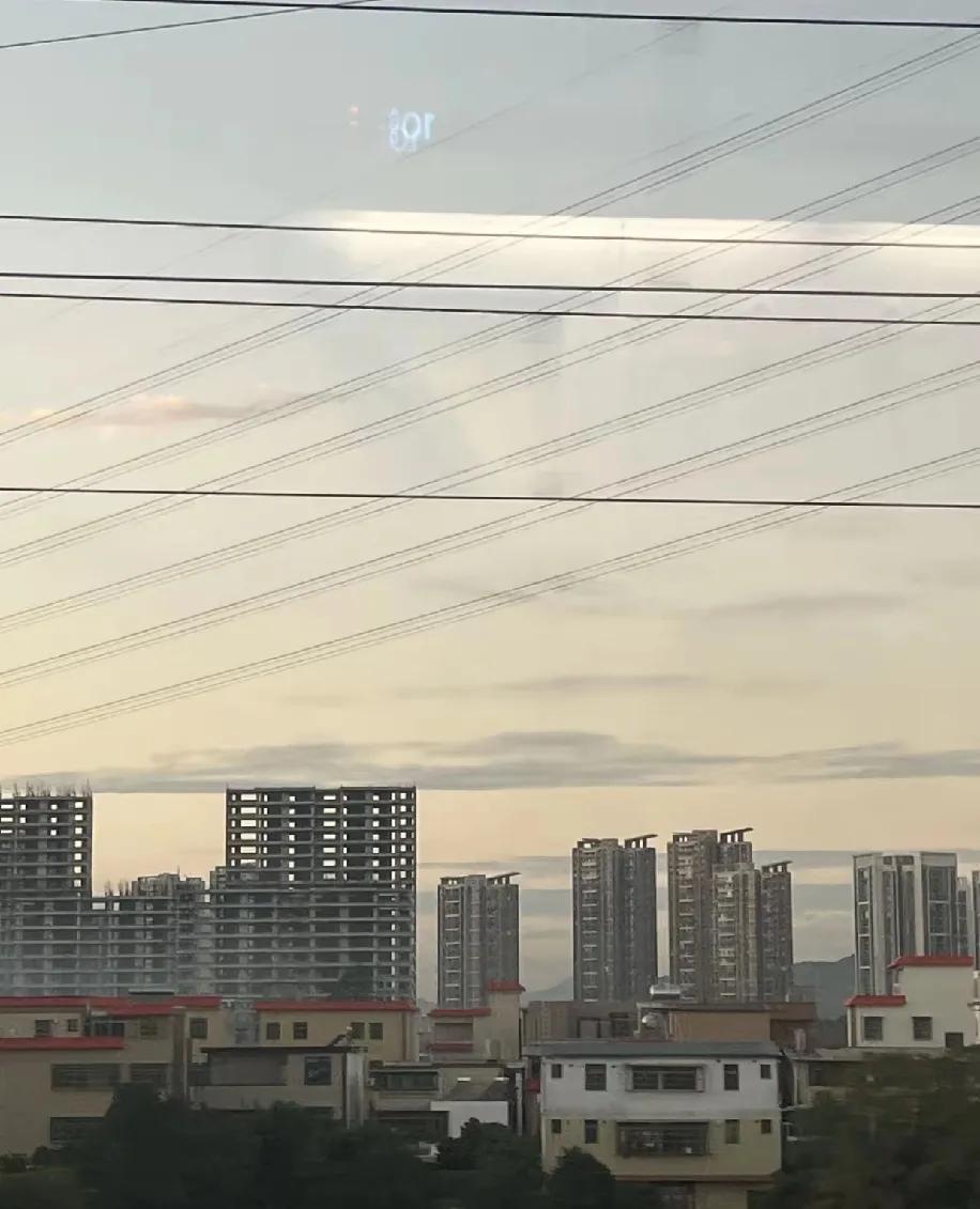 辛辛苦苦把儿子从奶娃娃养成能独当一面的大人，掏心掏肺攒钱买房，本以为能盼着一家团