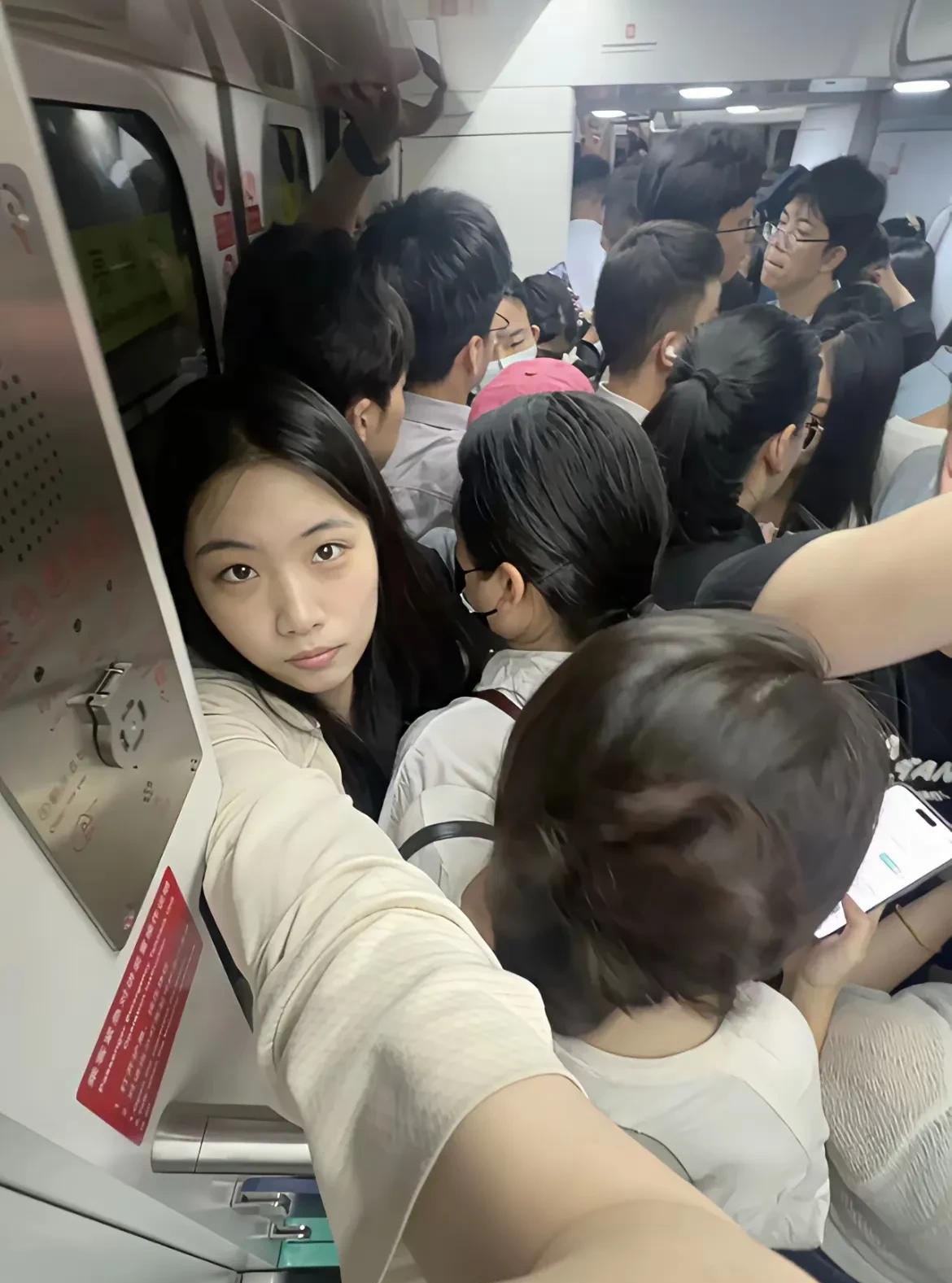 这么热的天气，一起挤公交是一种什么样的感受？