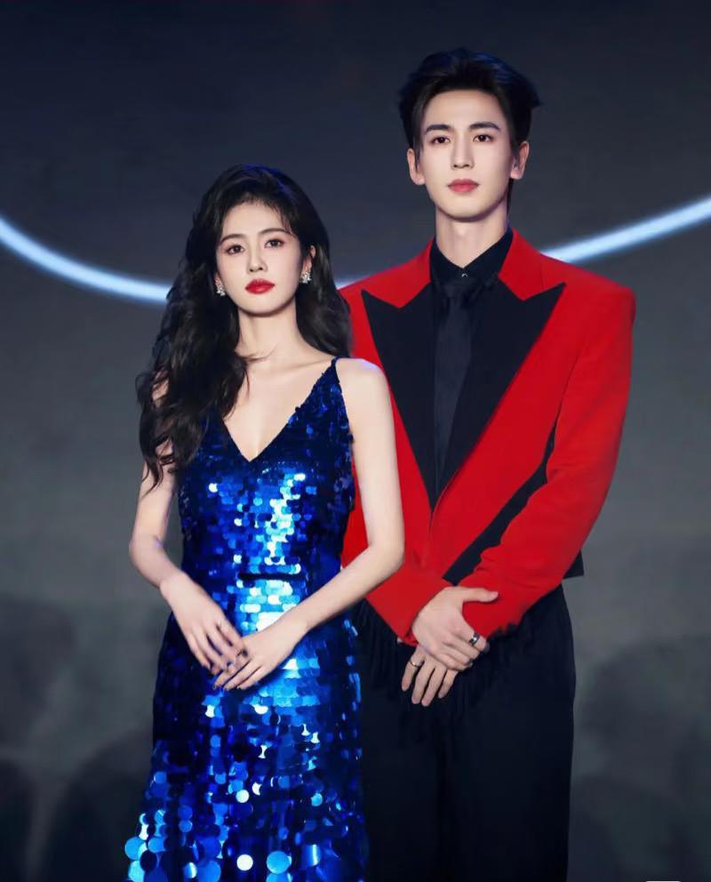 关于张凌赫和白鹿大家有没有发现一个奇怪的点！三年前两人合作传绯闻，白鹿深夜去张