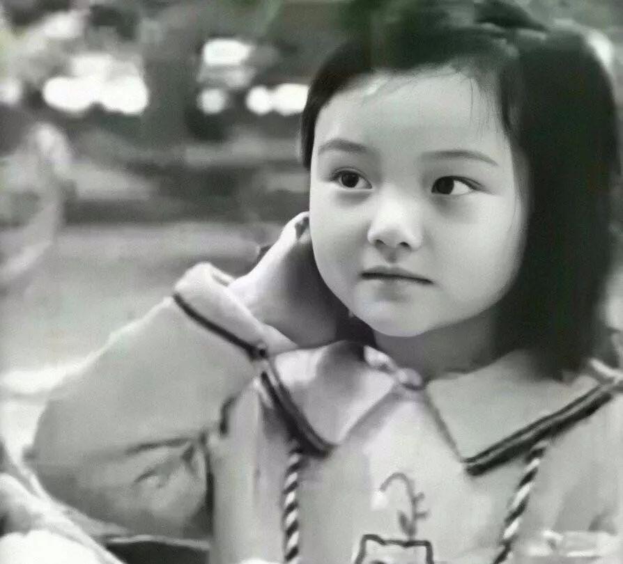 李小璐小时候没有甜馨好看，甜馨看起来也比妈妈自信灿烂，青出于蓝而胜于蓝。