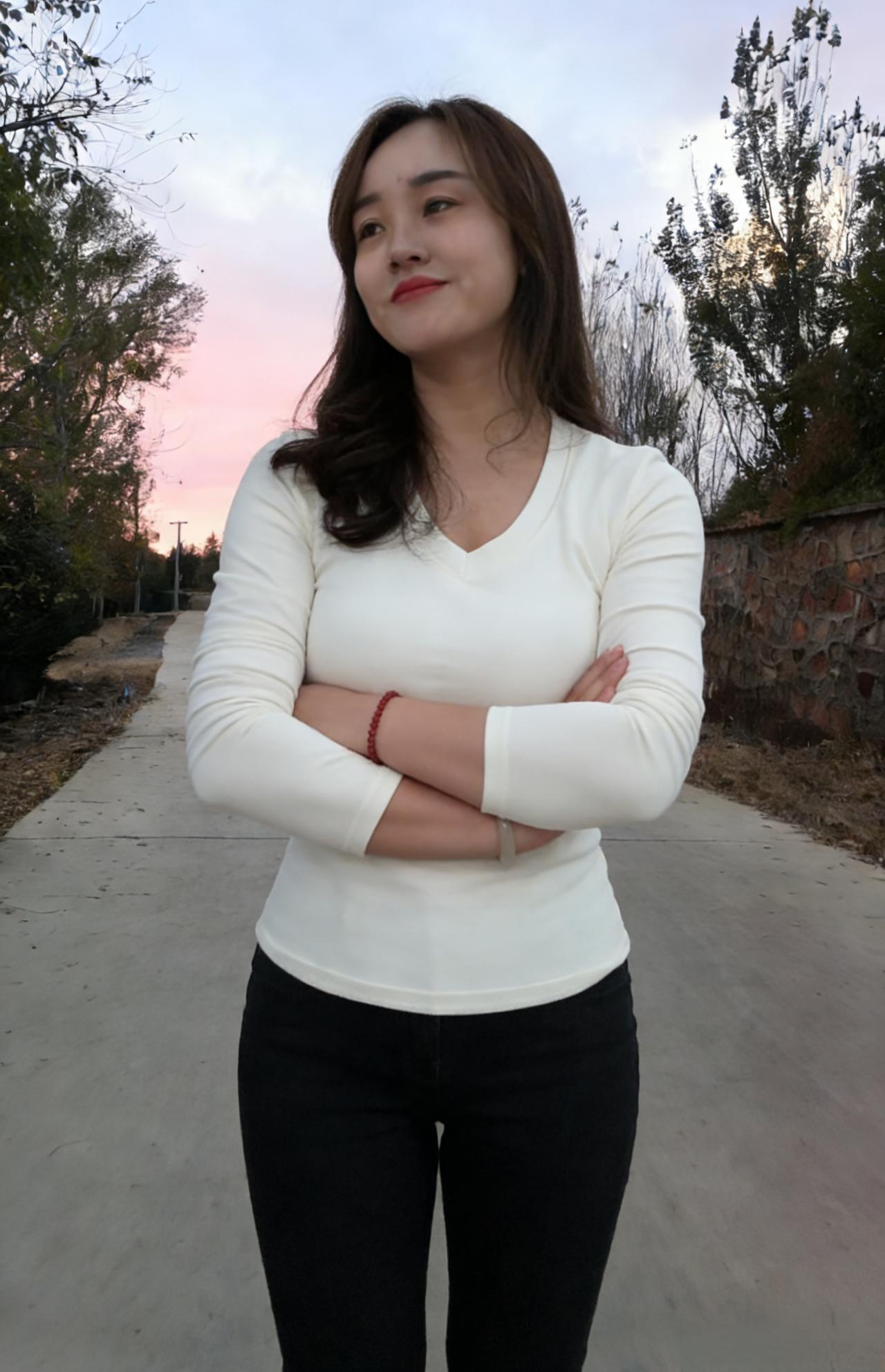 霞染天边树，风摇陌上枝。素衣玄裤步迟迟，举手轻招云影、落芳姿。红绳牵腕底，丹唇