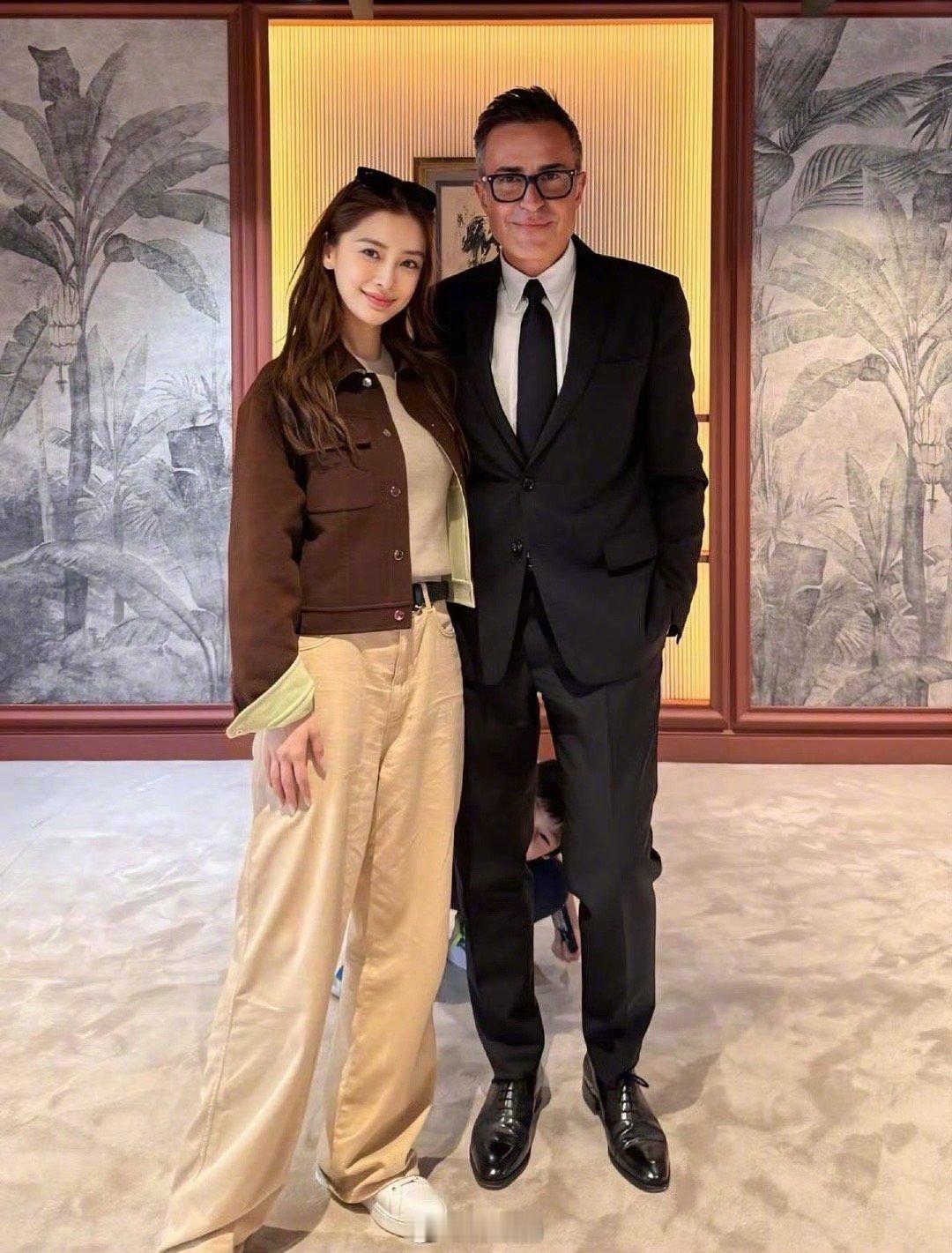 小海绵干嘛呢好萌的一个宝宝，baby真的好妈妈到哪都会带着小海绵​​​