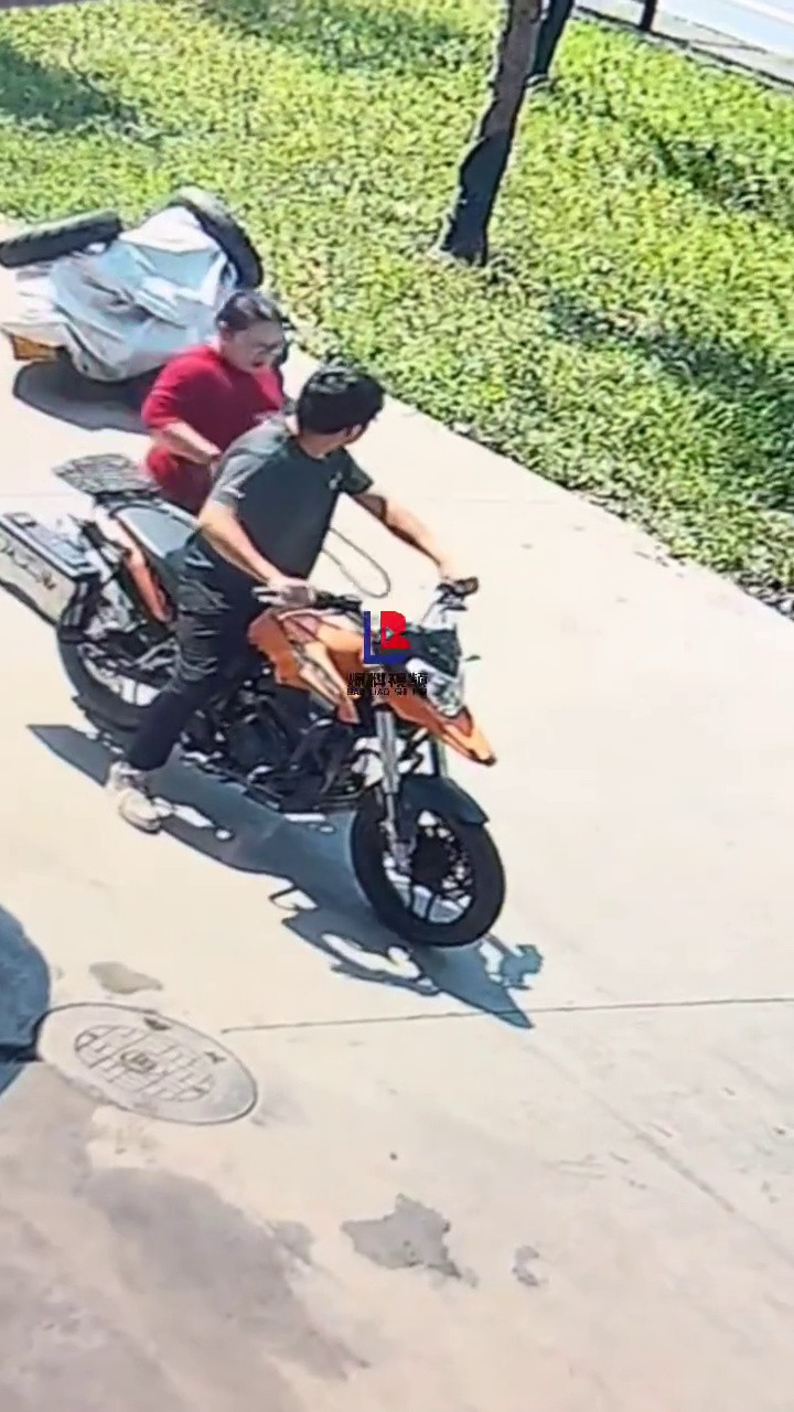 一男子骑摩托车载妻子不停拧油门刚起步，两人就四腿朝天躺倒！