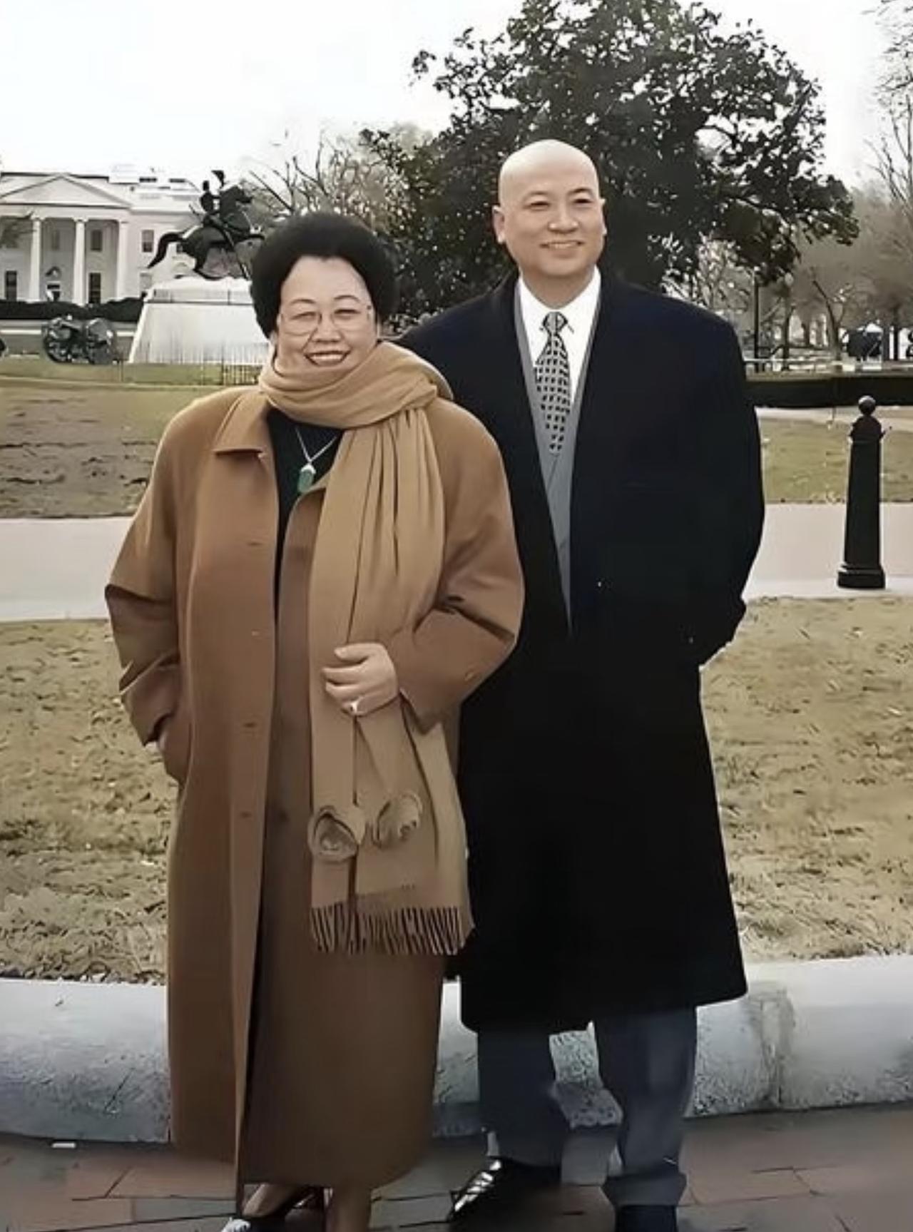 陈丽华的讣告太有讲究了!她有老公有儿子，但最后的署名却没有爱人儿子的名字，而是富