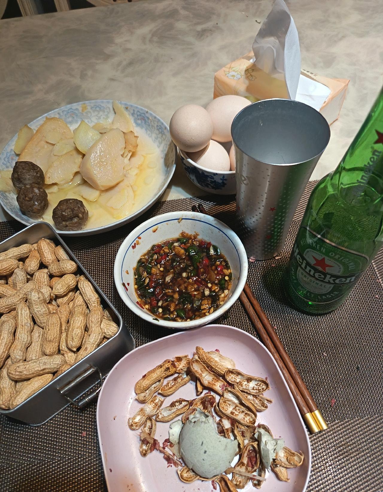 昨天下午5点半吃的晚餐，8点多躺在沙发上刷手机，突然一下子想喝酒。这段时间减
