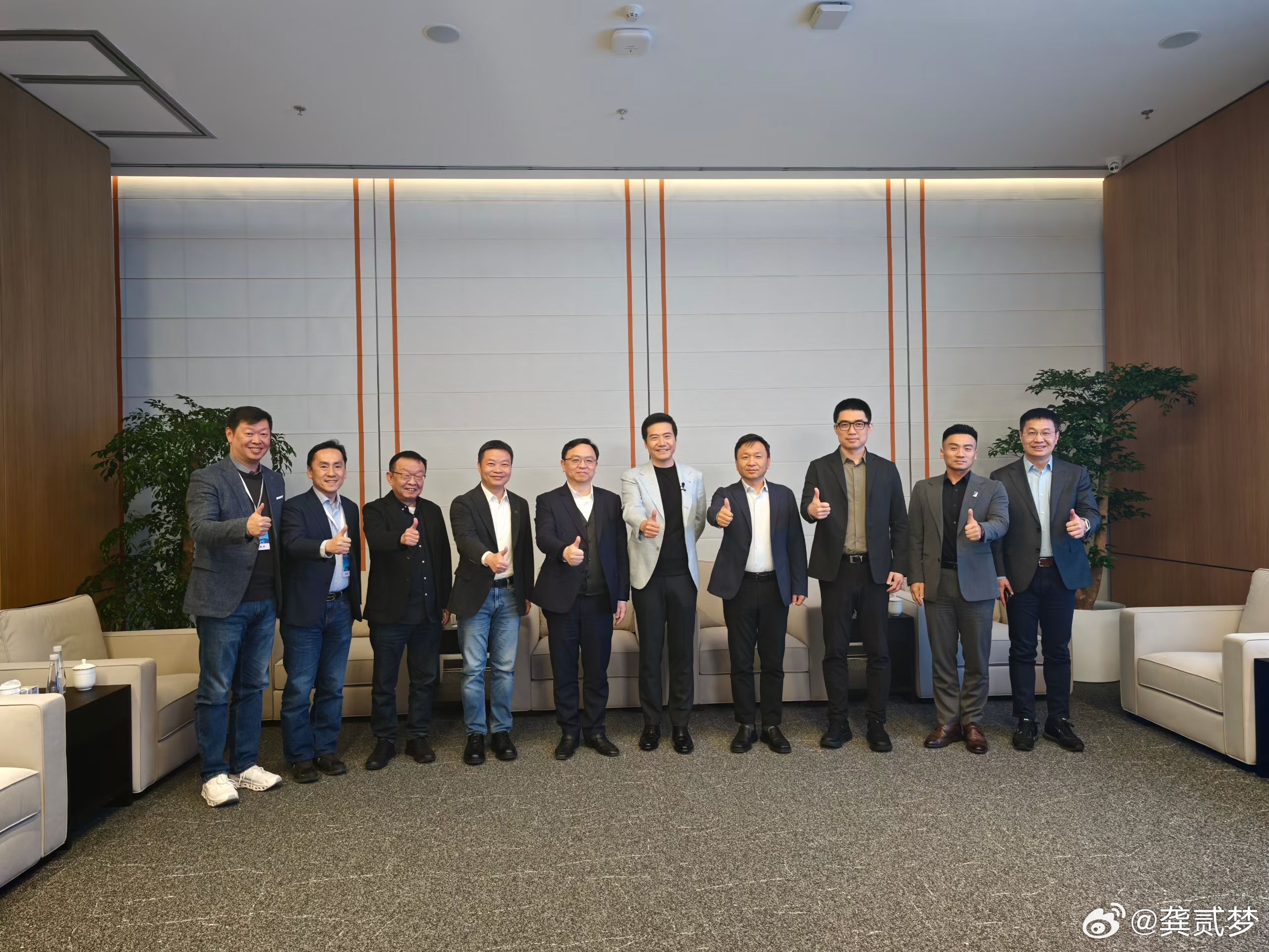 补一张大合照，老板们都在前排了