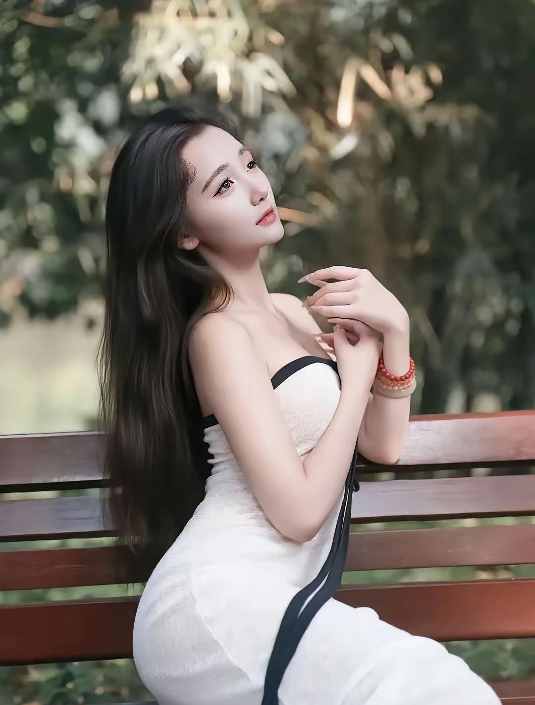 长亭外，古道边，芳草碧连天。
