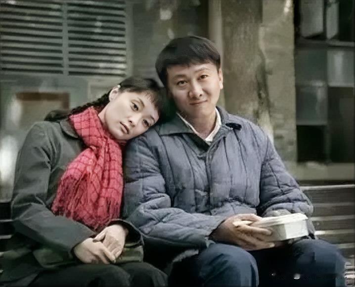 他是谁？吴越扎个麻花辫，围个红围巾，头靠在男演员的肩膀上，好温馨的画面，只是他没