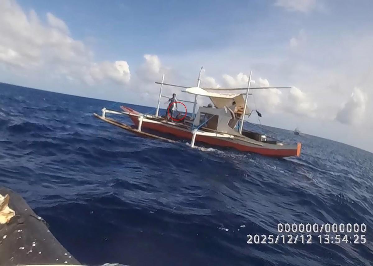 菲律宾“渔民”胆子太大了！居然敢持刀威胁中国海警！在12月15日的外交部例