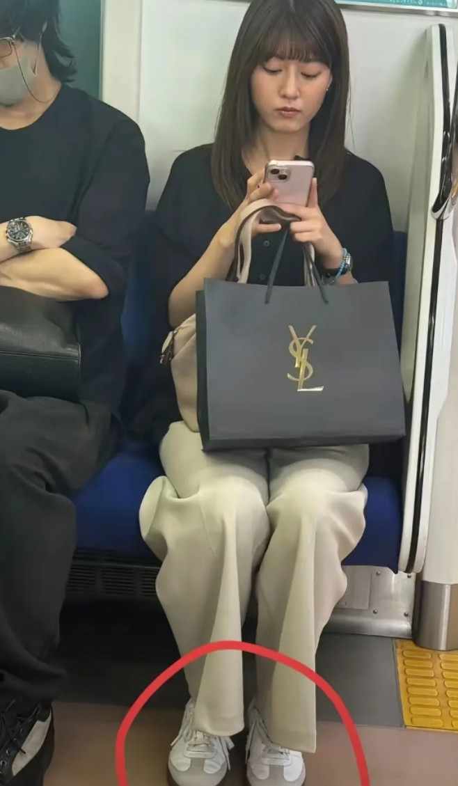 这双鞋真好看，有人知道在哪能买到吗？