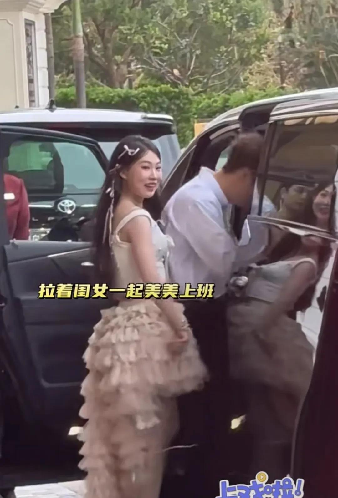 财阀千金上班了。[呲牙笑]小沈阳和女儿沈佳润共同出席湾区升明月晚会，父女俩好像啊