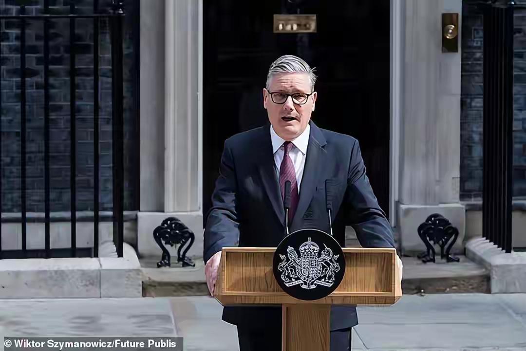 含泪辞职！英首相斯塔默倒下后特朗普第一时间发声：他彻底失败了​英国首相基尔·