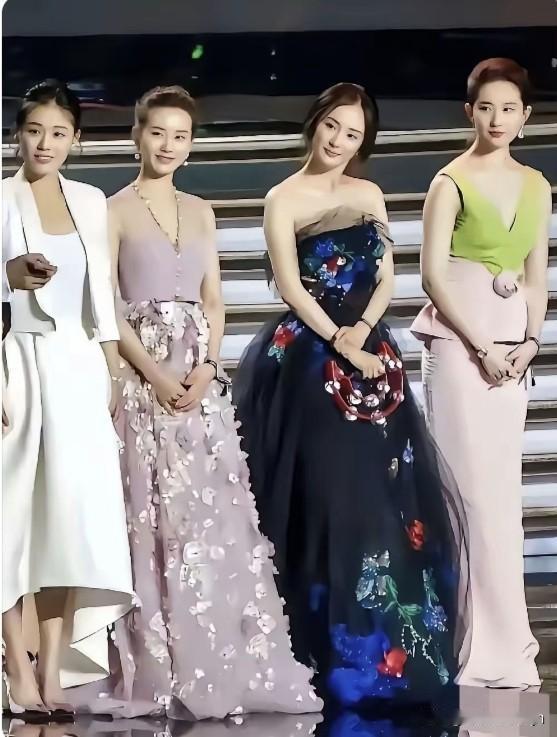这四位大美女——马思纯、刘诗诗、杨幂和刘亦菲同框站在一起，个个都穿的花枝招展光彩