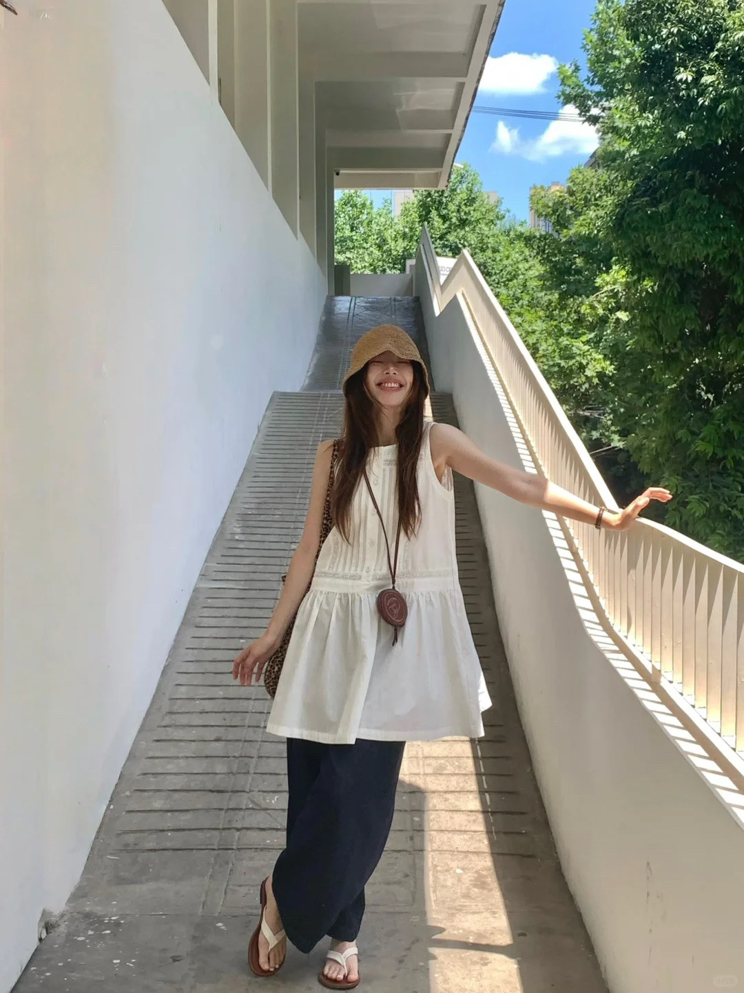 听::超爱这种慵懒休闲的穿搭呀！今年很流行这种中长款的小衫，盖住臀部的长度很慵懒，也很遮肉。夏季可以