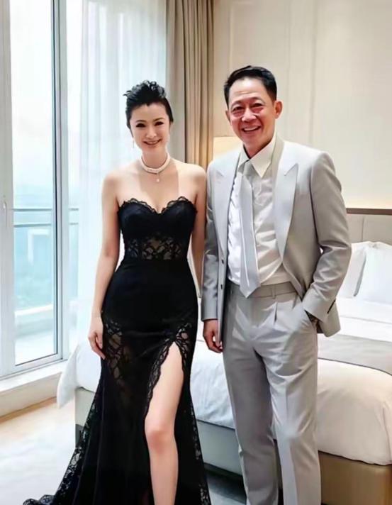 王志文外貌其实不算出众，偏偏就这样俘获了身家上亿的陈坚红。可真正让王志文放下顾虑