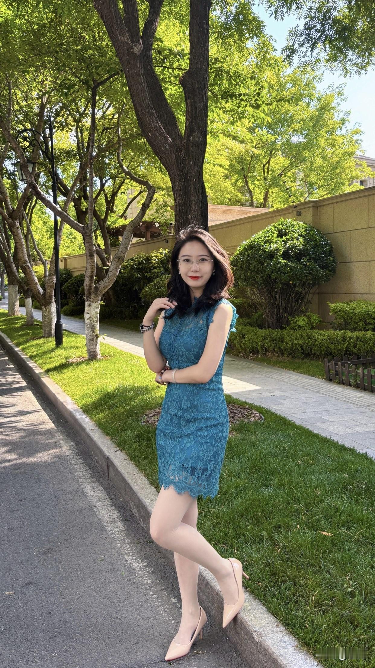 什么样的女人最容易让男人着迷?优雅蓝裙，绿意盎然，漫步林间小道，尽享自然之美。