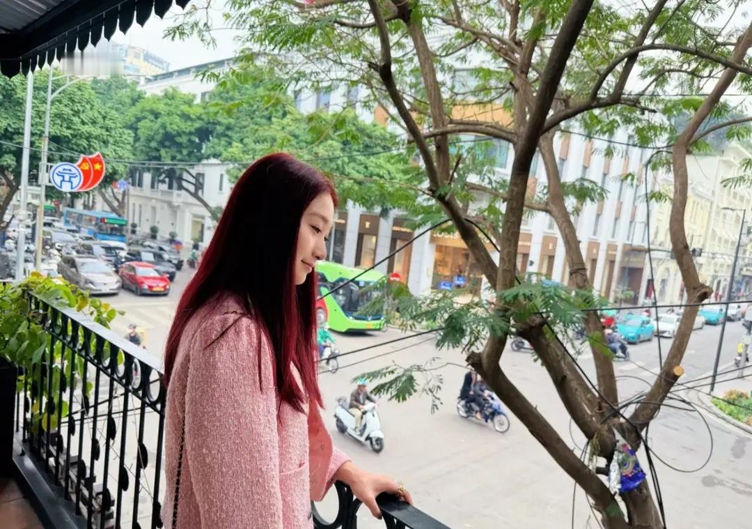 马伊琍大女儿晒新年发型，一头红发超漂亮，放假去看奶奶很有孝心！