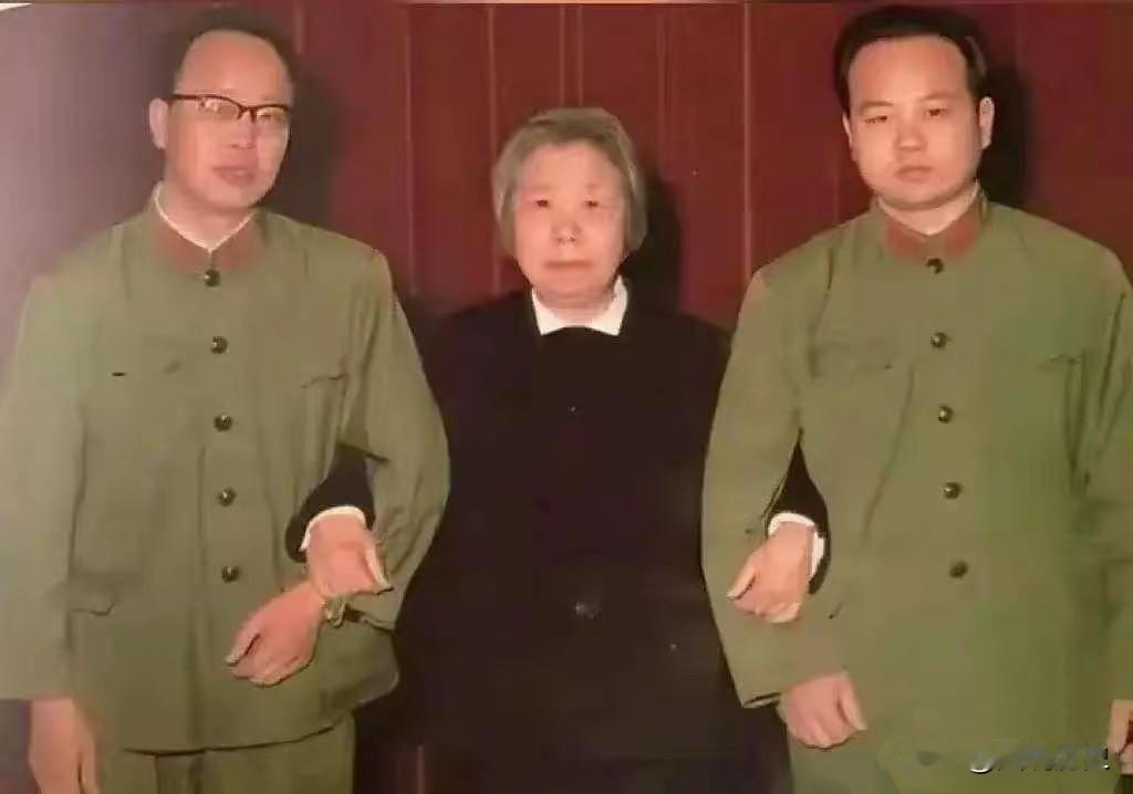 这张珍贵合影拍摄于1976年1月1976年1月15日，伟大的周恩来总理因病抢