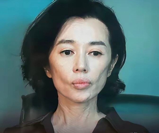 她年轻的时候，嘴唇还是比较有性感的，也有辨识度。老了之后，胶原蛋白流失显得却有点
