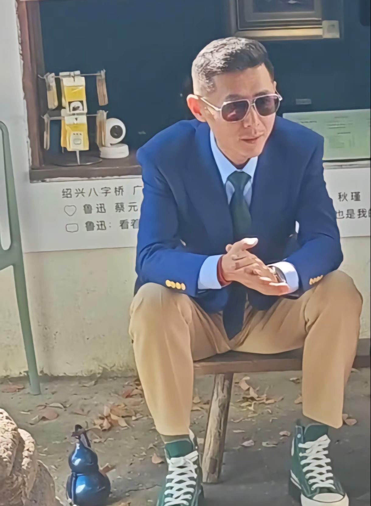 大冰对赞美他的人一律不感冒，而且故意恶心别人。有一次大冰直播，有一个女人连麦说大