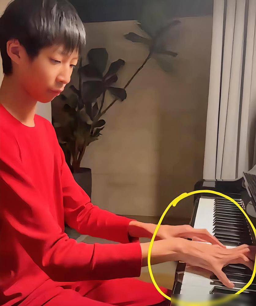 姚晨刚晒了12岁儿子小土豆的弹琴视频。红秋衣裤裹着快1米7的大男孩，指尖在琴