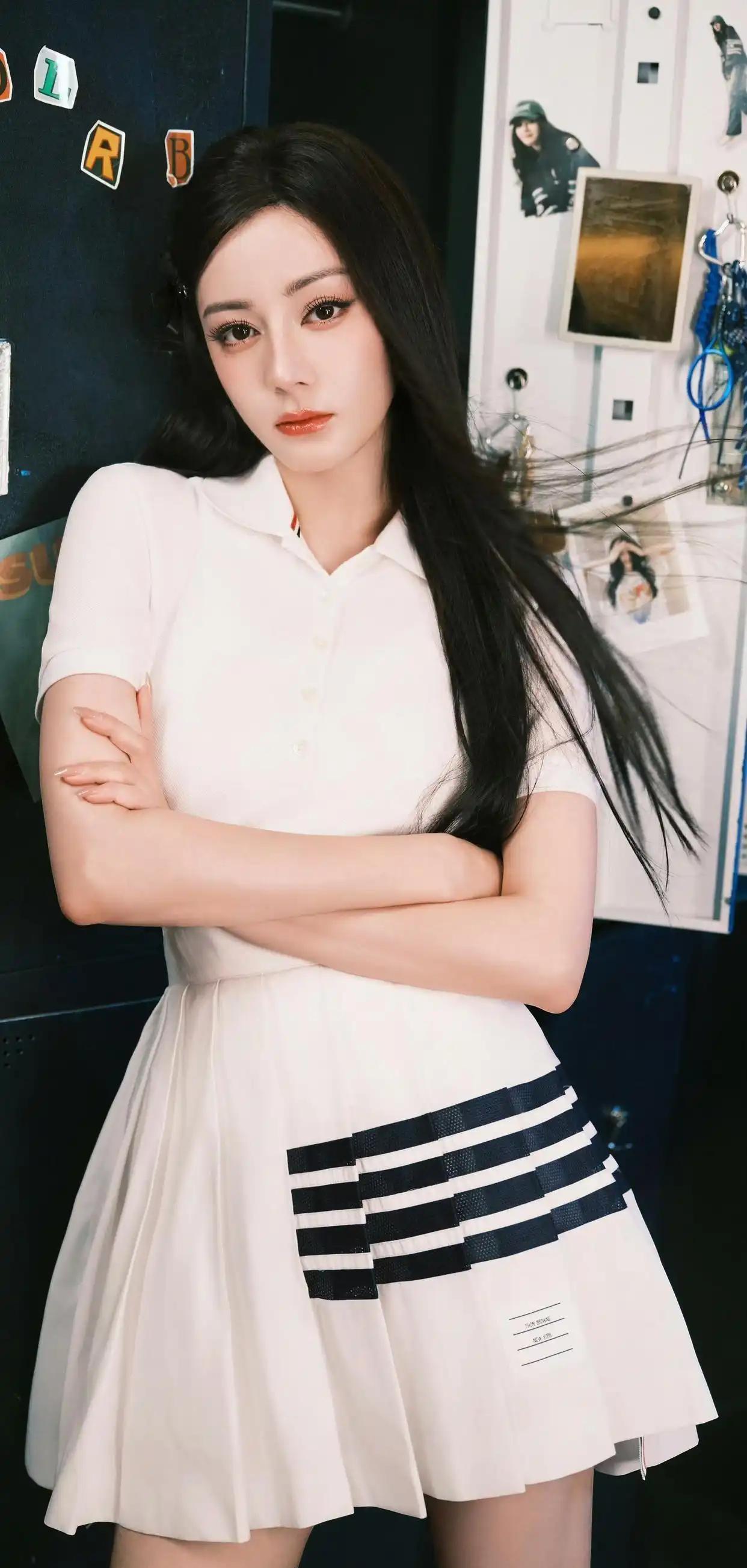 迪丽热巴一袭白裙娇俏灵动，清甜少女感直戳心底！