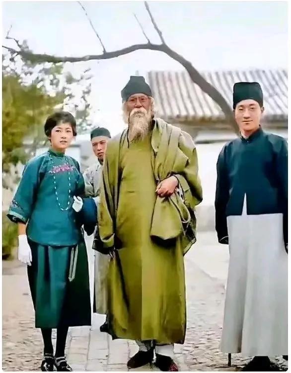 1924年4月，著名印度诗人、哲学家泰戈尔受中国文化界（如梁启超、蔡元培等推