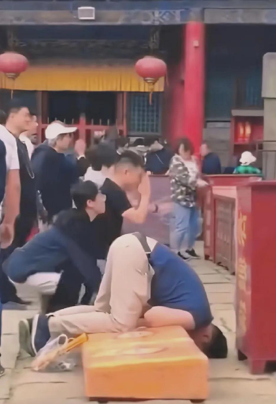 这是许了很多愿吗？还是太虔诚了！这动作难以仿效呀！难度有些大。